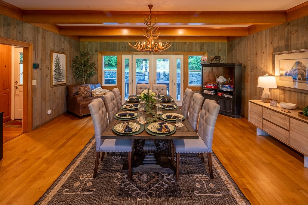Dining room at Valle View Retreat with the table set for dinner
