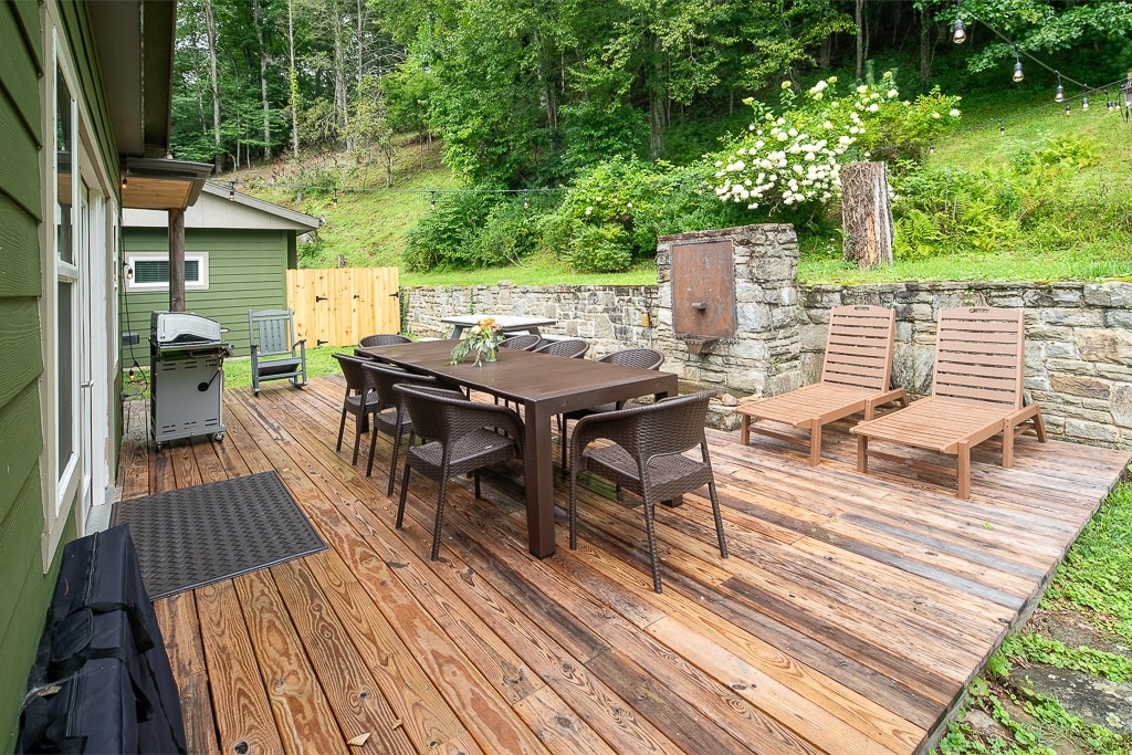 Back porch with grill and dining table at Valle View Retreat