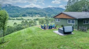 Valle View Retreat with its fire pit and Blue Ridge mountain views in Valle Crucis