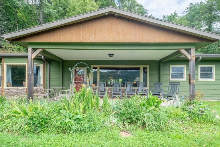 Covered porch at Valle View Retreat