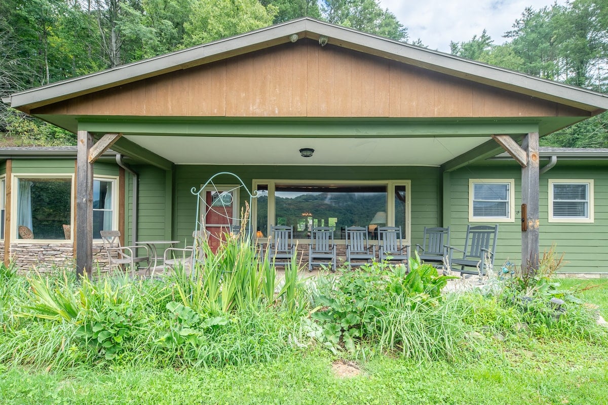 Covered porch at Valle View Retreat